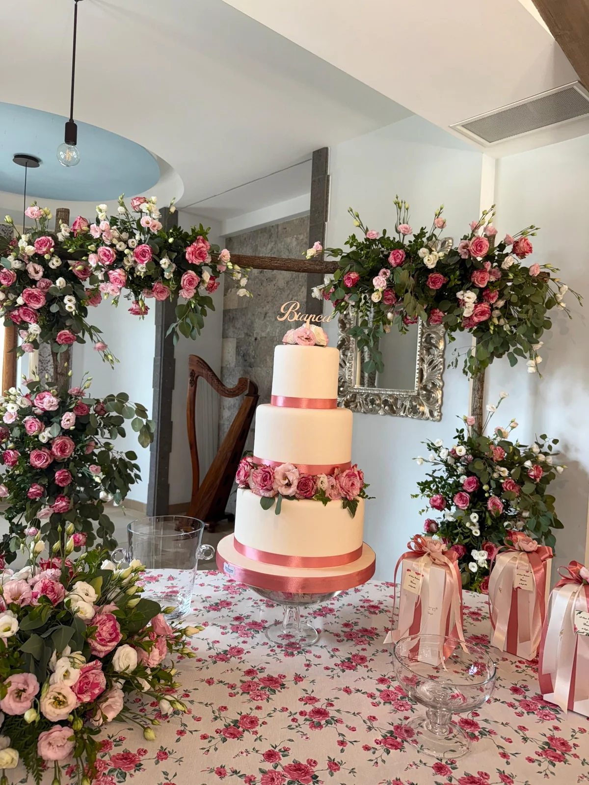 Arco fiorito per torta battesimo