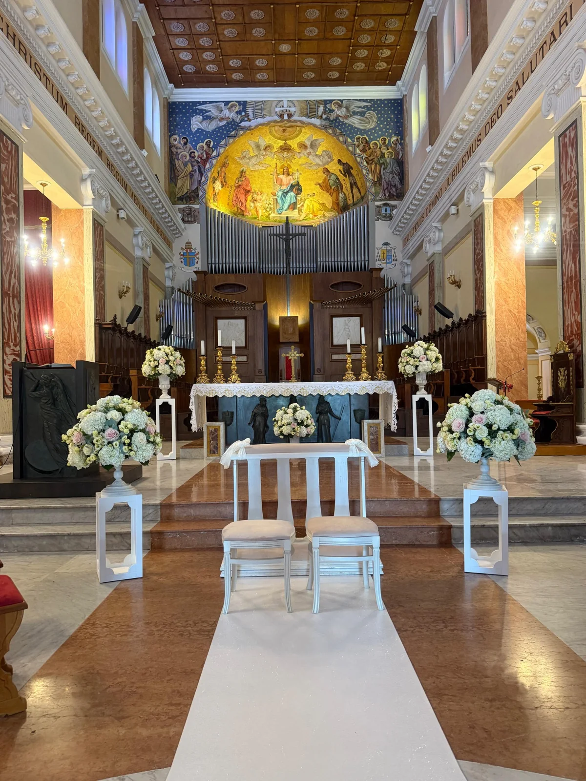 Allestimento altare chiesa matrimonio