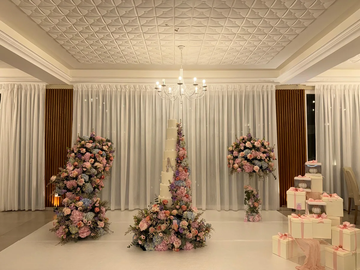 Allestimento 18 anni con torta e fiori