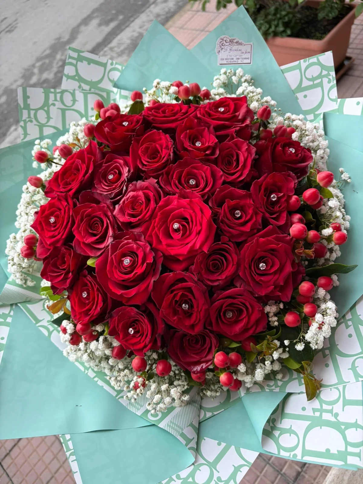 Bouquet rose rosse e hypericum