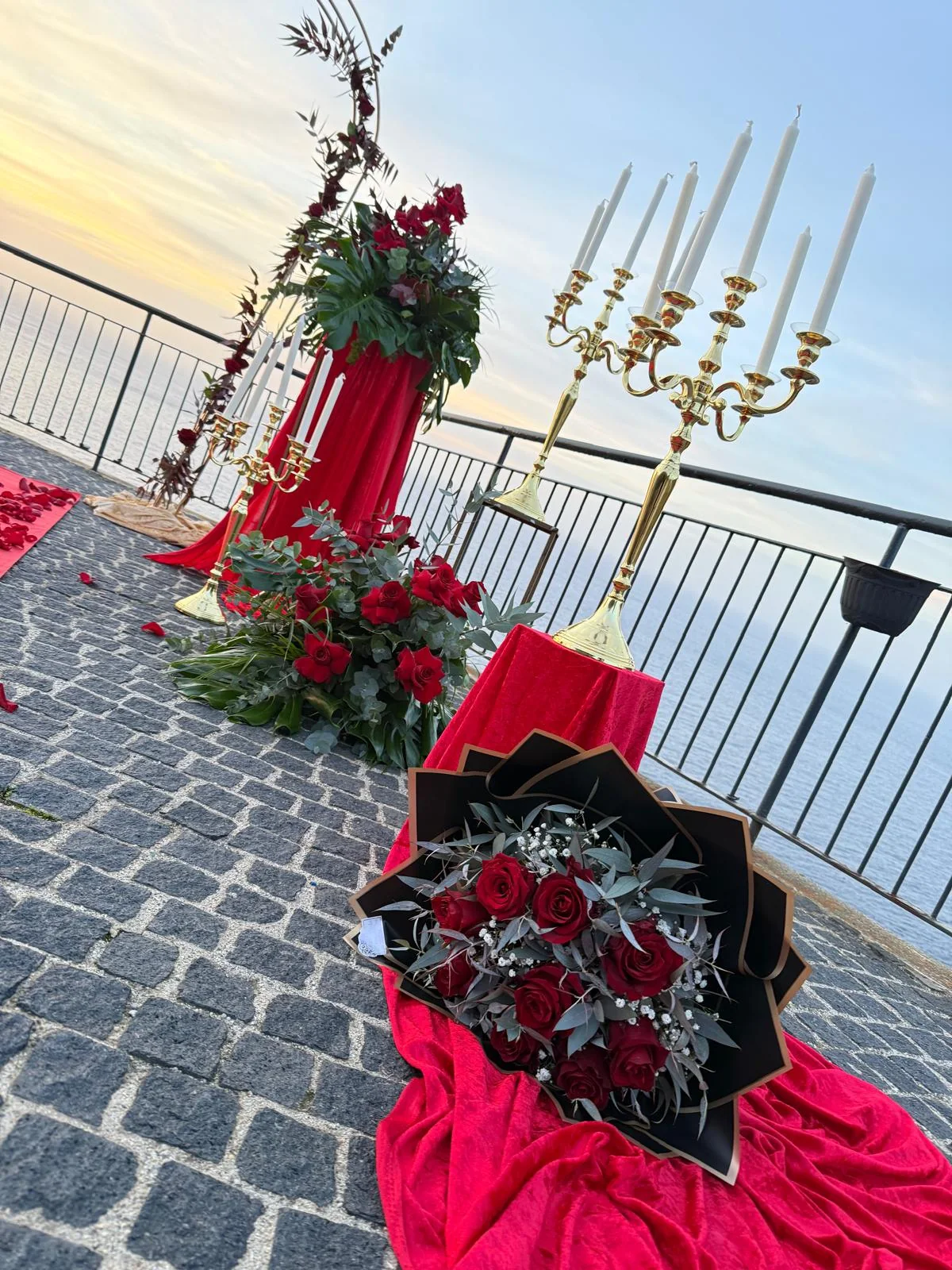 Bouquet rose rosse con candelabri