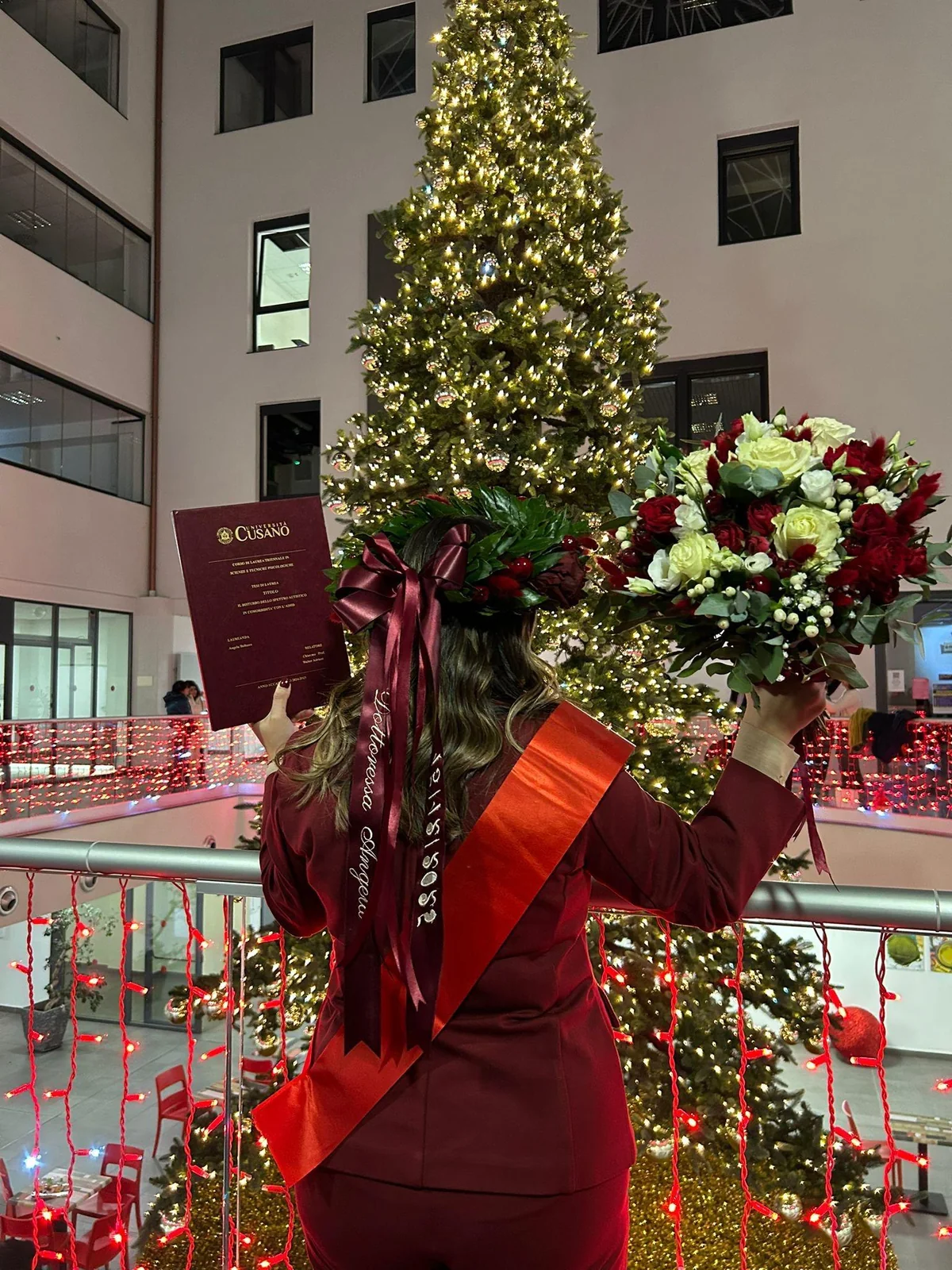 Laureata con tesi e bouquet
